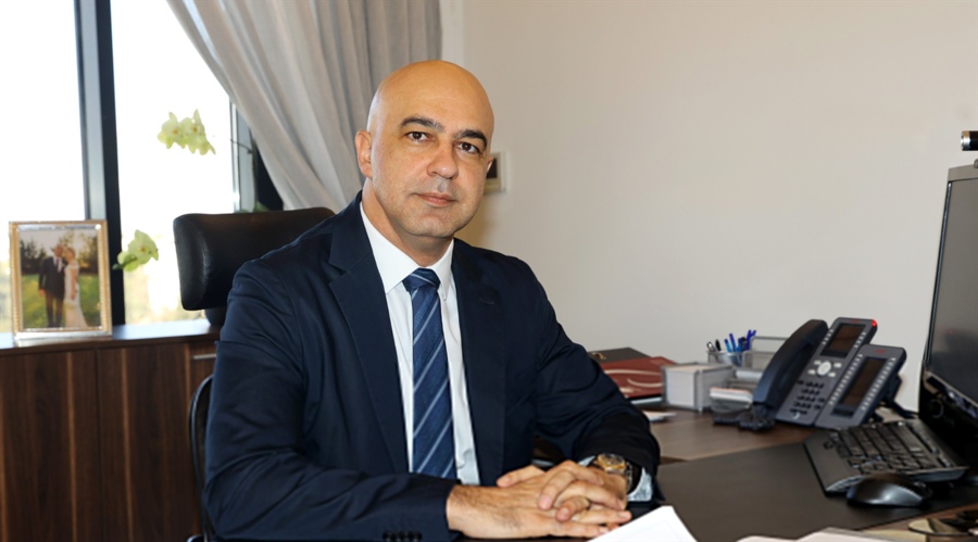 市场动态：特朗普总统将于周一晚些时候发布一项重要计划，台积电宣布将在未来四年内投资1,000亿美元于美国的芯片制造设施。根据最新市场反应，台积电的美国存托股票(ADR)下跌了3.3%，在过去五天内累计下跌幅度达到8.4%。