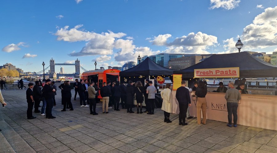 美国总统特朗普：乌克兰总统泽连斯基表示愿意重启谈判